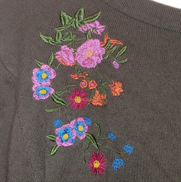 Bebe Floral Embroidered Khaki Army Green Sweater - Picture 5 of 10